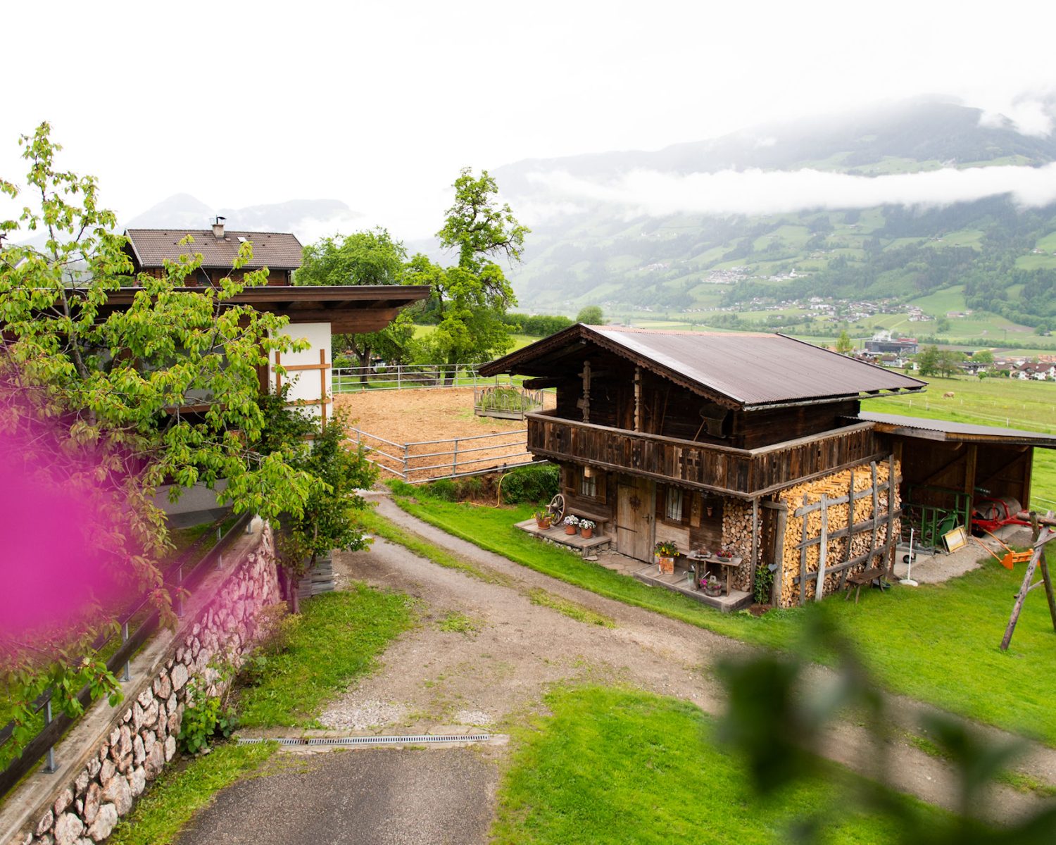 riemererhof-hof-stallungen-garten-zillertal-aussicht (1)